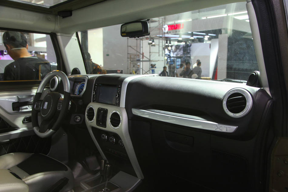 偶遇一辆越野车,五角星车标,售价比卡宴要贵50多万