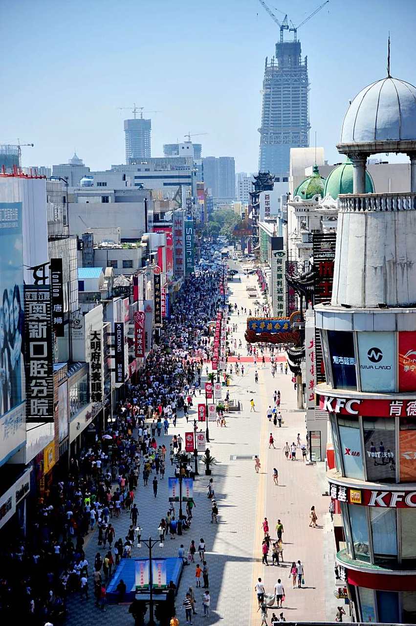 辽宁春游记# #旅行#  中街是沈阳市市中心的一条著名商业街,两边商场