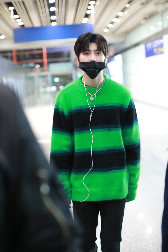 蔡徐坤穿绿色毛衣搭配黑色裤子现身机场,戴黑口罩遮面挡不住帅气