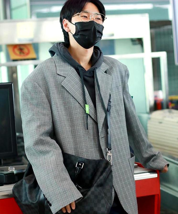 汪苏泷现身北京机场 身穿西装外套文艺范十足