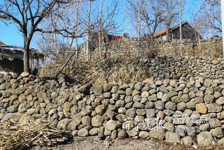 卞山山顶小山村,玄武岩房屋风景独特