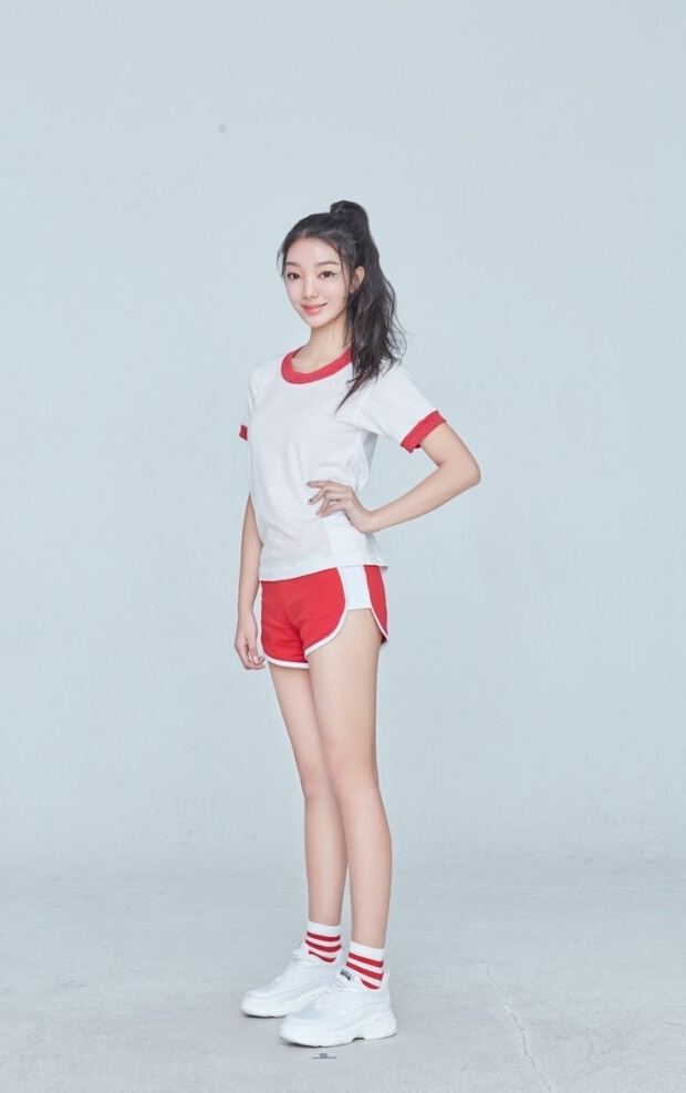 李紫婷早期出席活动,一袭白色吊带裙,精致的五官,尽显迷人气息 转载自