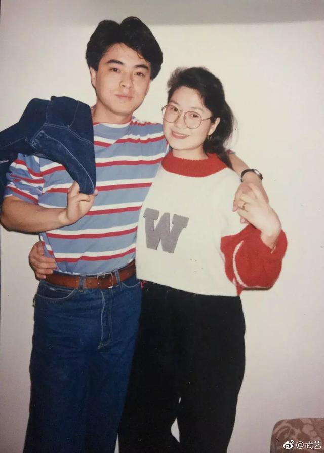 武艺父母年轻时旧照,武妈妈身材堪比超模,看武爸的眼神满脸崇拜