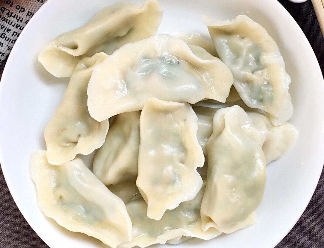 3月,吃荠菜饺子的好时节,学会这样调馅,味道鲜美,一盘不够吃