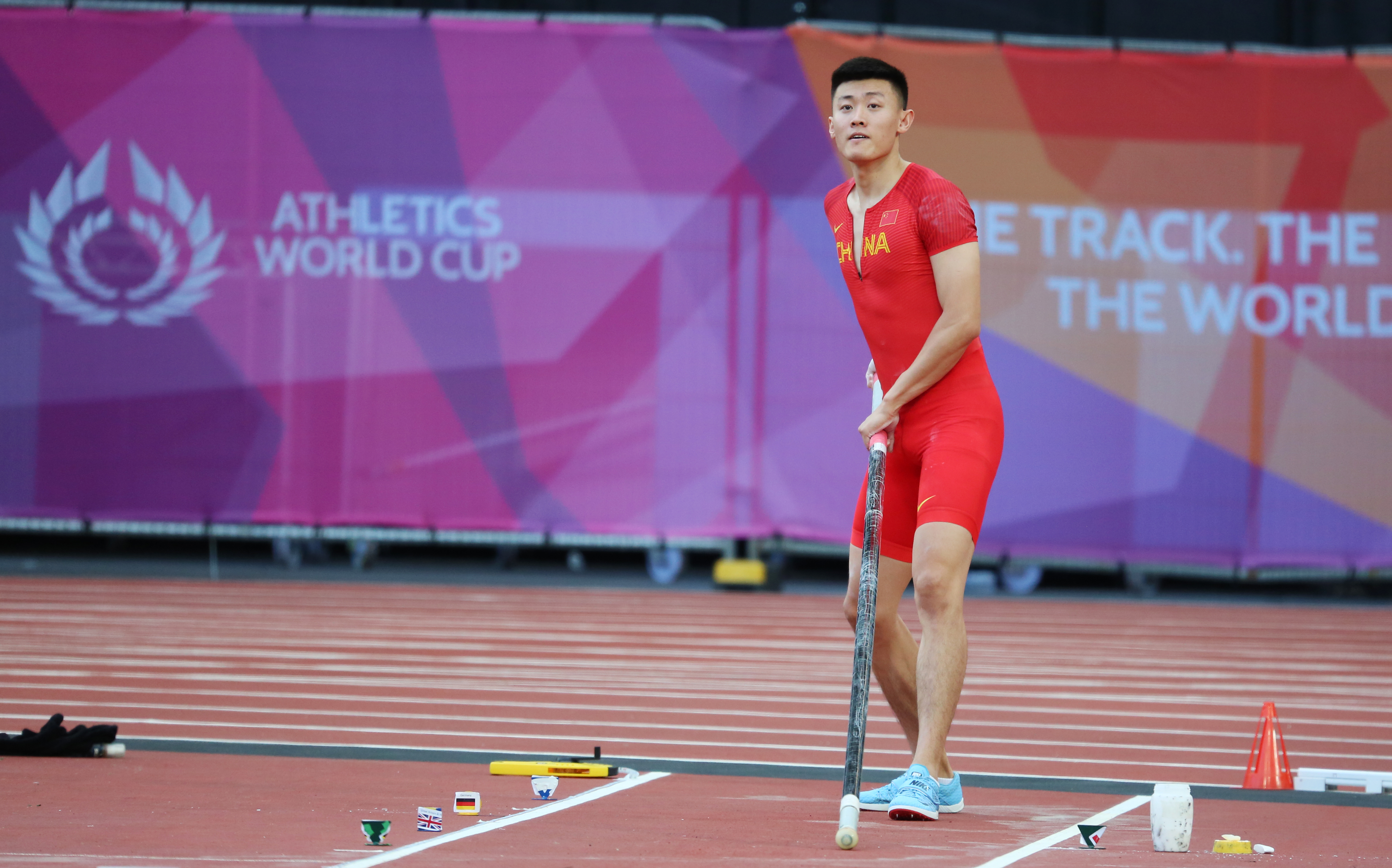 田径——伦敦世界杯:薛长锐获男子撑杆跳第六名(1)
