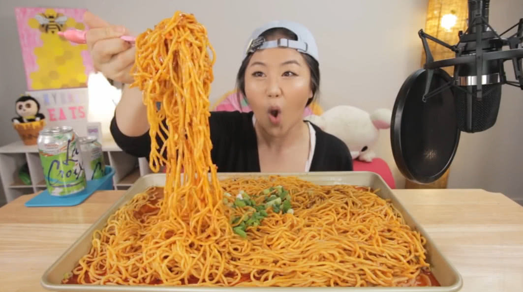 女大胃王挑战8斤面条,吃到一半把戏被拆穿,又是新套路