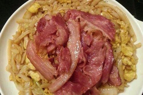 自己制作炒河粉,培根炒河粉来这样做