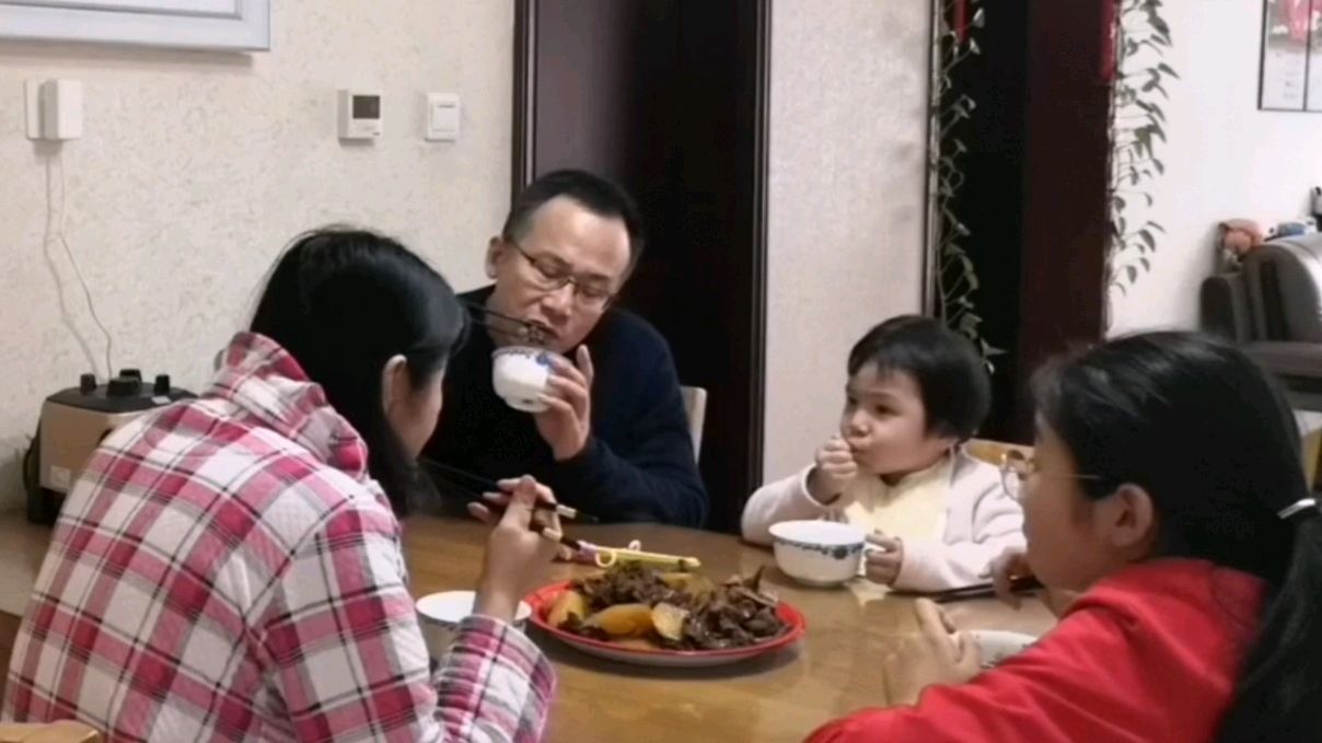 宝妈做1锅新疆大盘飞鹅,配干豆角和土豆,2个孩子吃得停不下来