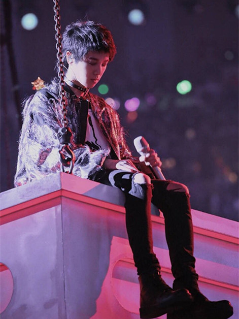 华晨宇真有个性,狗啃刘海配皮衣,大哥又帅了!