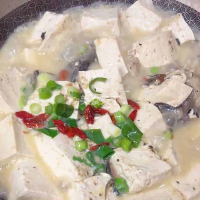 昂刺鱼烧豆腐汤,鱼肉鲜嫩,汤汁美,豆腐很入味