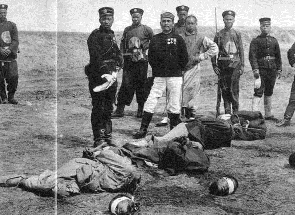 八国联军斩杀义和团的场景:中国人成了执行者,老百姓围观看热闹