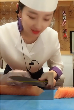 美女主播蒙眼转刀圈粉130万,粉丝八成是男性,直言喜欢孙红雷