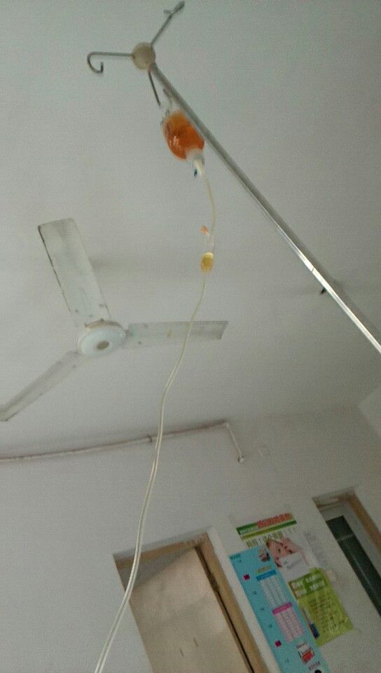 年近40的他孤独的躺在社区医院病床上 看着头上的吊瓶