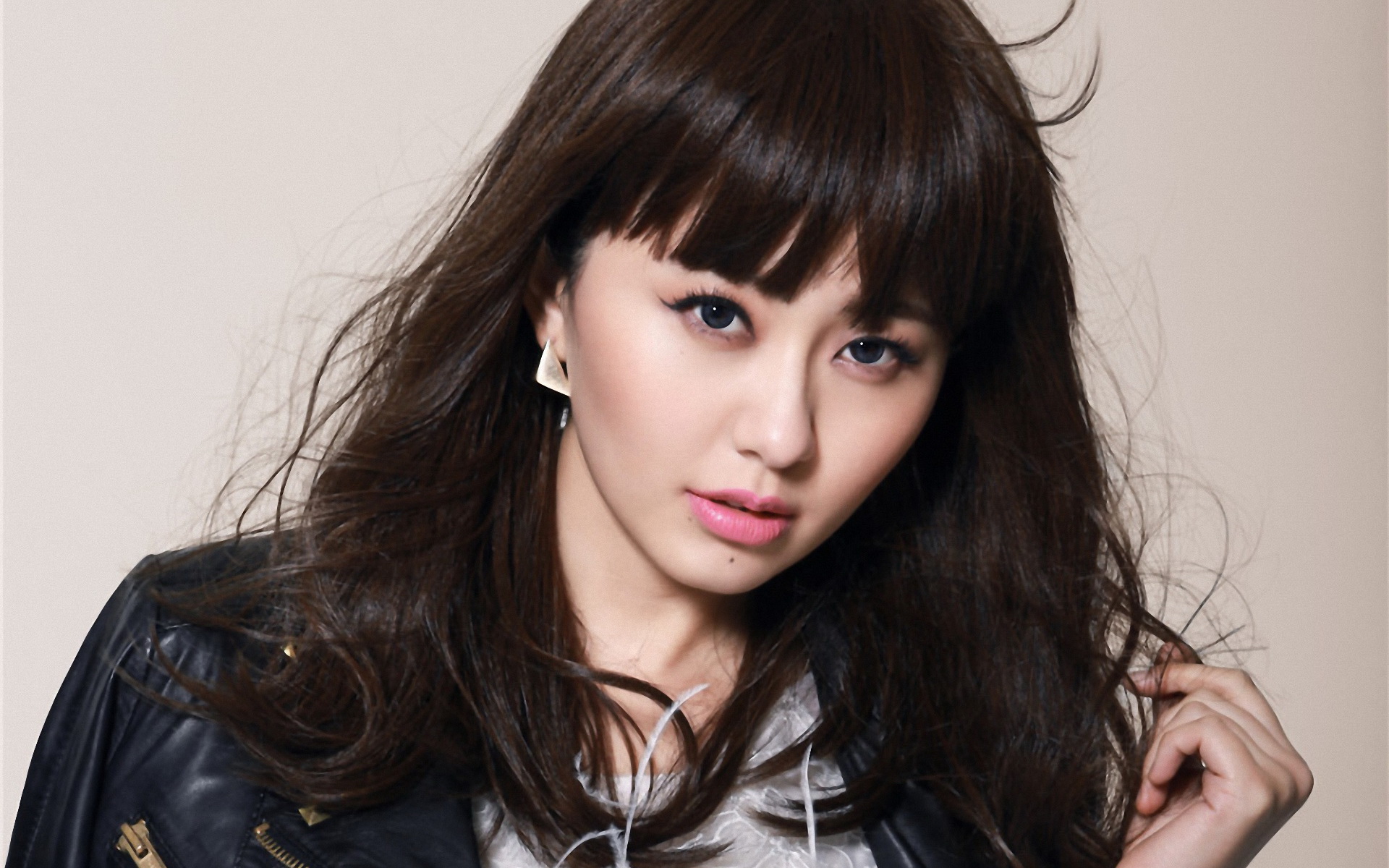 这三个家伙最强的明显是那高大男子,不但是罪魁祸首更是胆气很足