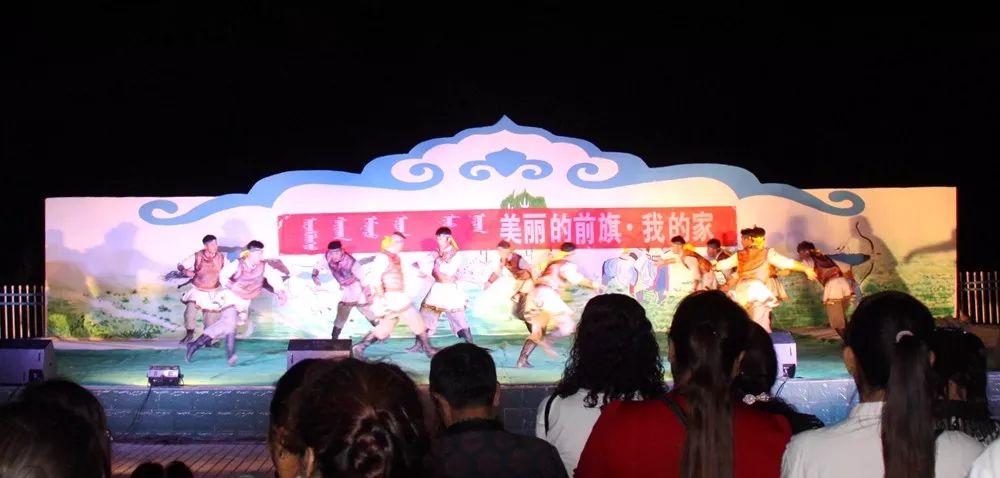 鄂托克前旗乌兰牧骑助演敖镇查干巴拉嘎苏嘎查第一届那达慕大会