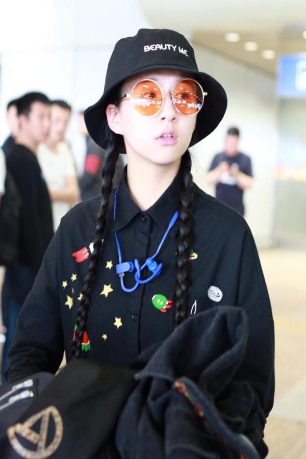 小彩旗现身北京机场,长辫及腰引人注目!不跳舞后的她胖了很多!
