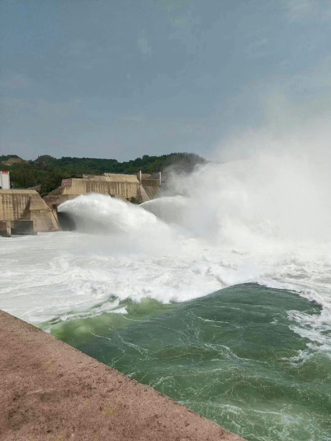 黄河大坝"小浪底",泄洪场面真壮观