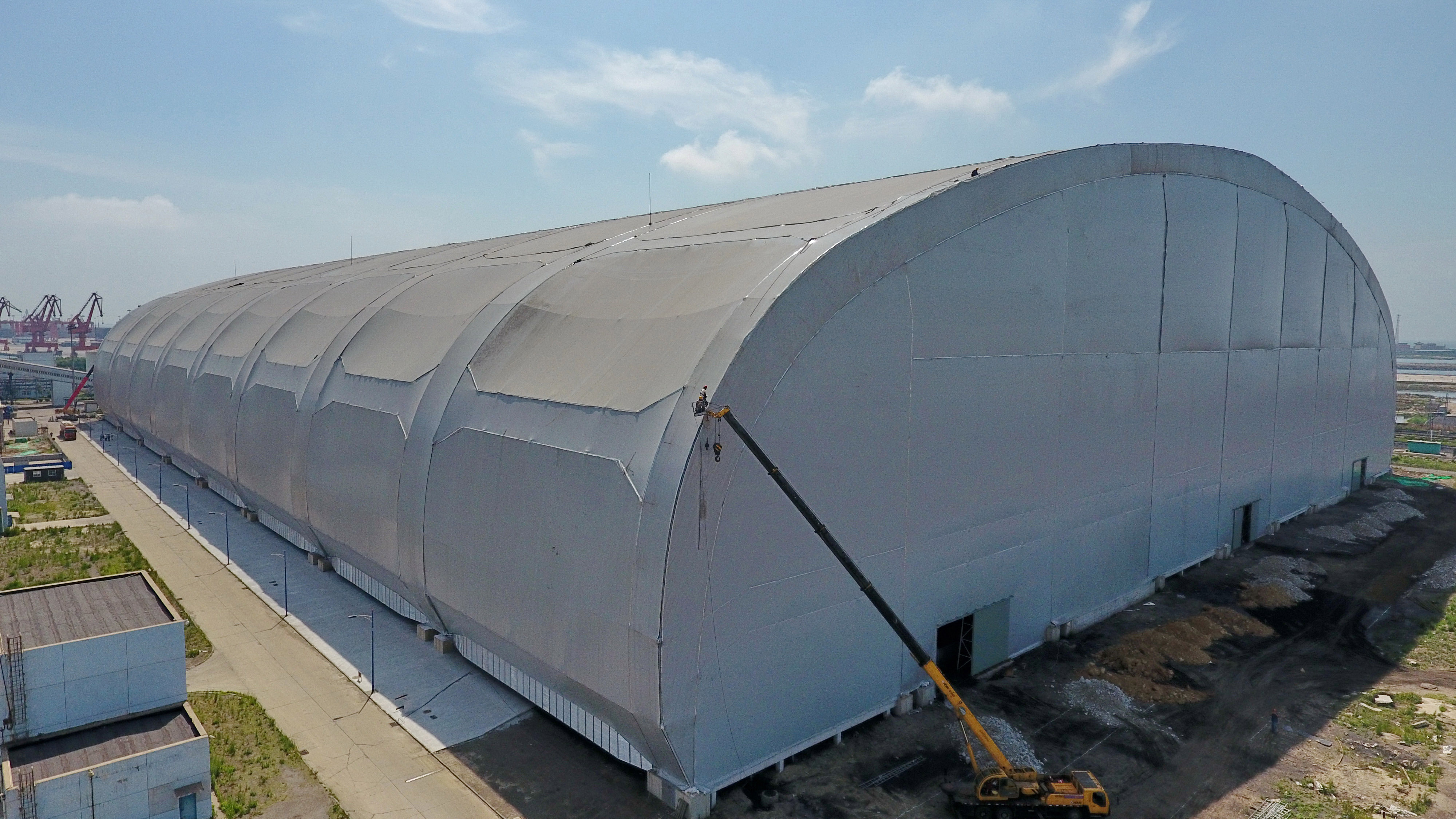 7月12日 河北唐山:储煤40万吨级大跨度桁架索膜结构封闭煤棚主体竣工