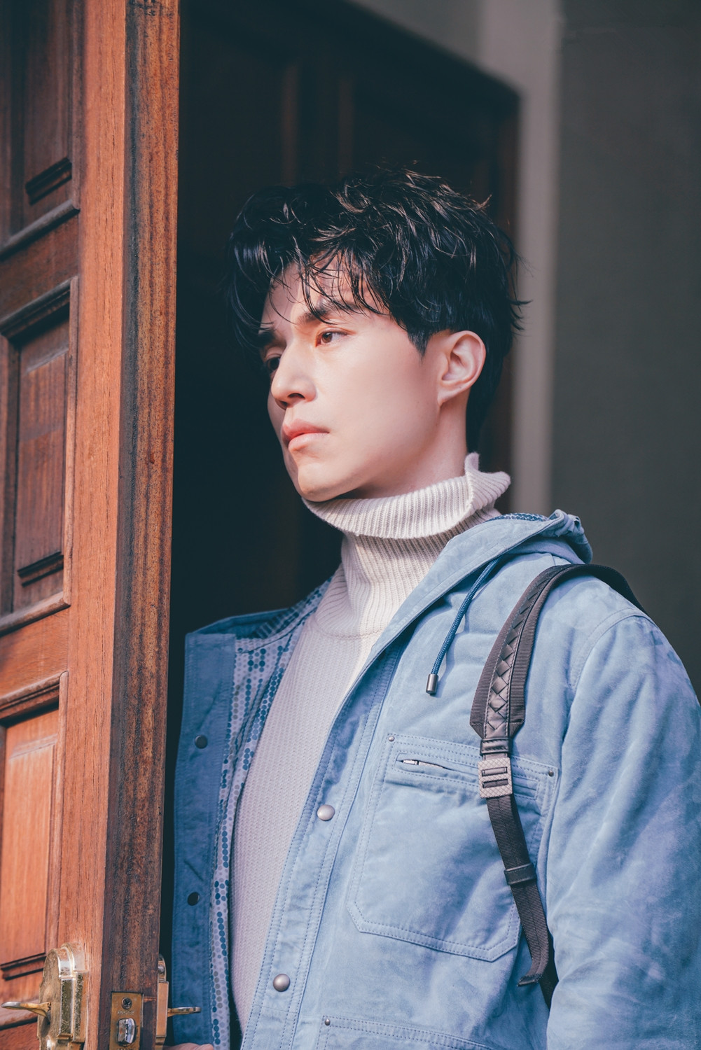 李栋旭经纪公司官网11月公布画报,360度无死角帅气,偶见小俏皮