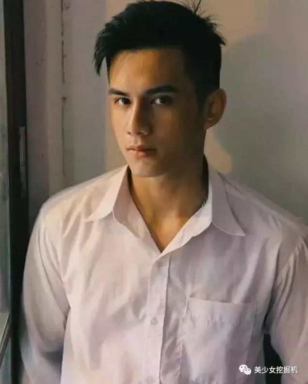 侧脸照吸粉无数的越南妹子为证明是纯天然晒童年照,结果暴露了!