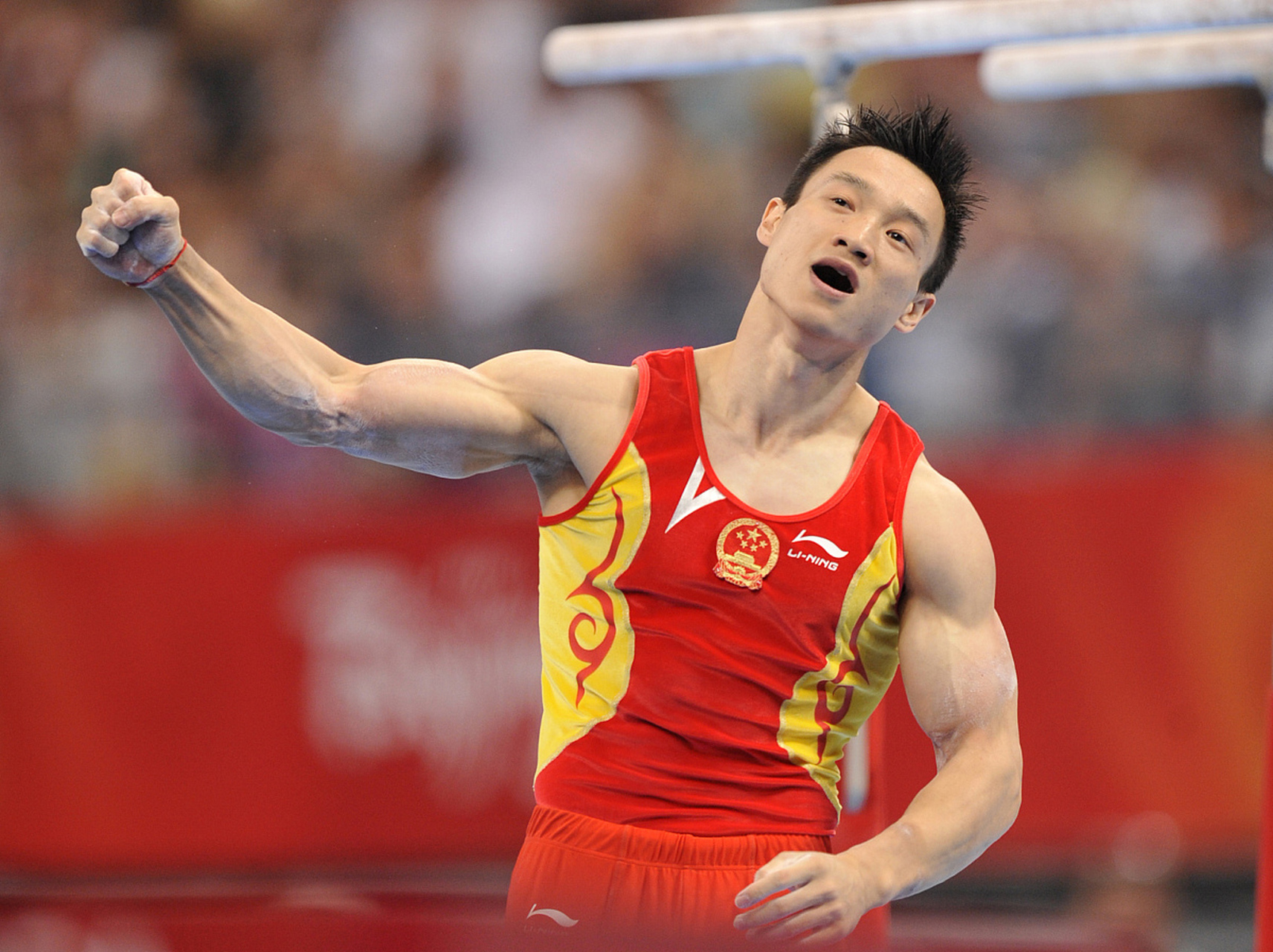 动mcn冲刺季#   奥运体操冠军杨威,回应女儿在家上学  奥运冠军杨威