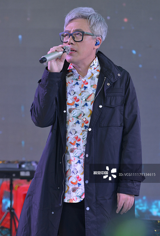 51岁张宇满头白发尽显老态 曾因无限期停工引粉丝心疼