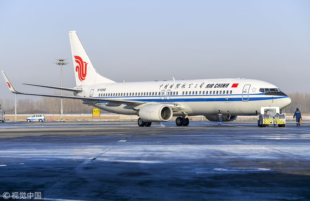 长春持续低温天气 实拍机场飞机除冰全过程