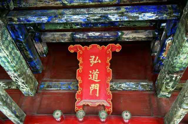 她坐落在鲁西平原和鲁中山地的结合部上,北负泰岳,南引凫峄,东连沂蒙