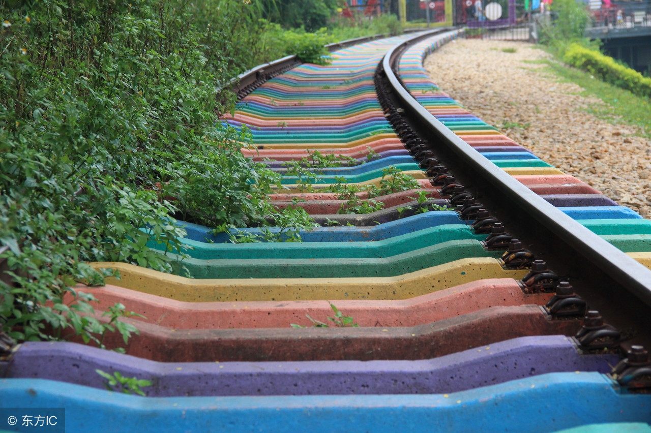 东莞常平铁路公园:彩虹铁轨浪漫,绿皮火车怀旧