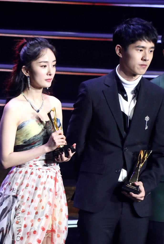 杨幂台上撩裙露出美腿,刘昊然不仅全程不看,而且两人尴尬无交流