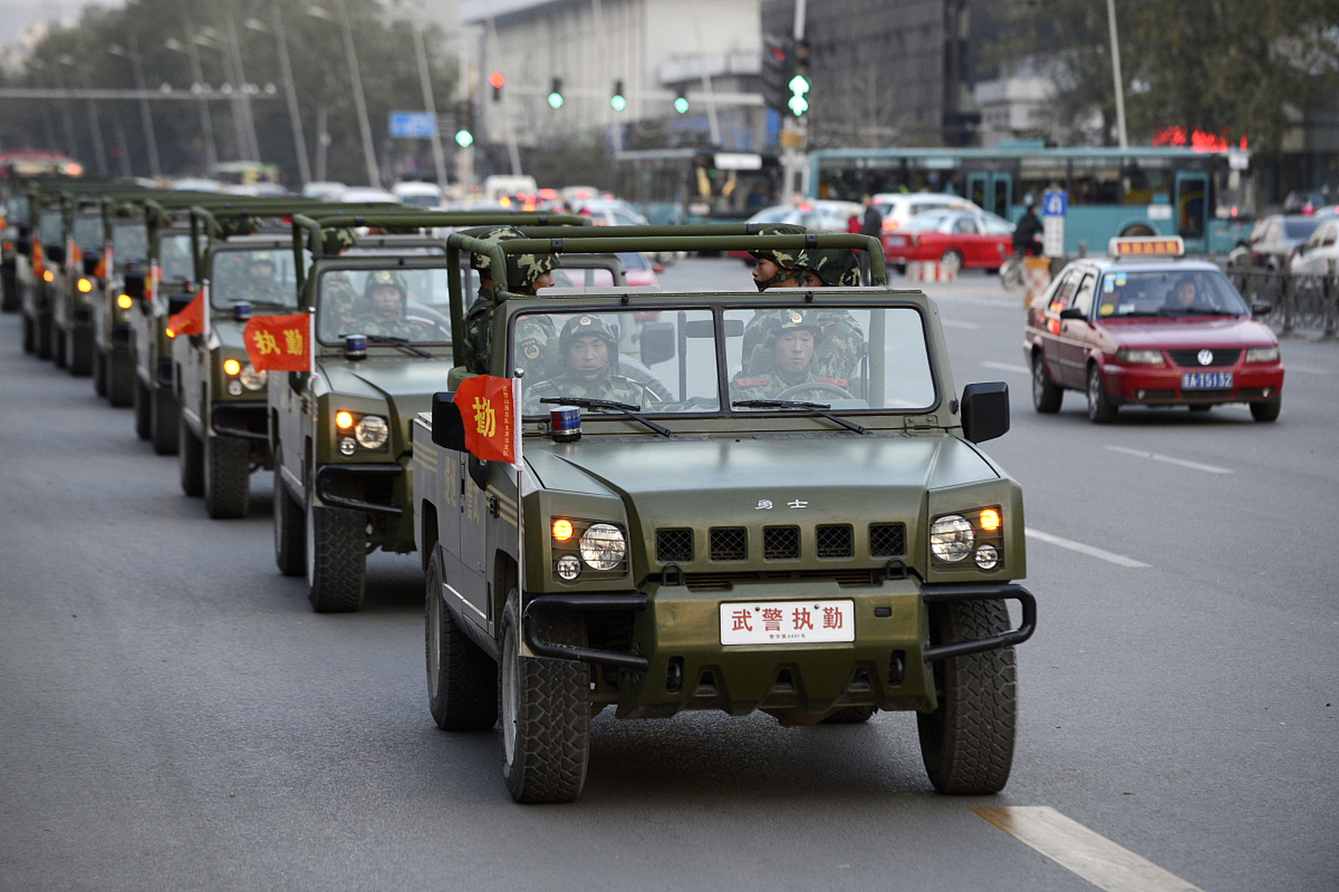 扩写后的内容: 解放军近千军车在夜间机动,目标直指敌军基地.