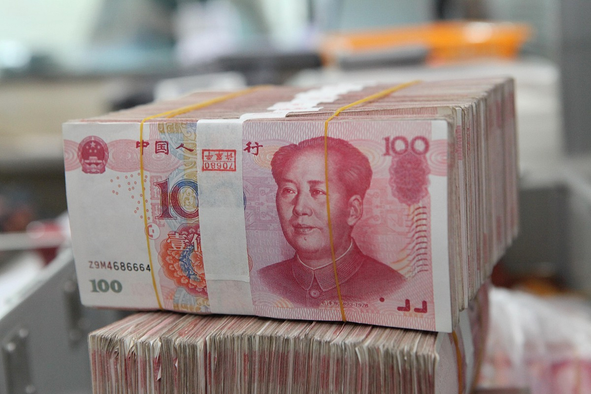 男子在宾馆抽屉发现10万人民币# 你能想象吗?