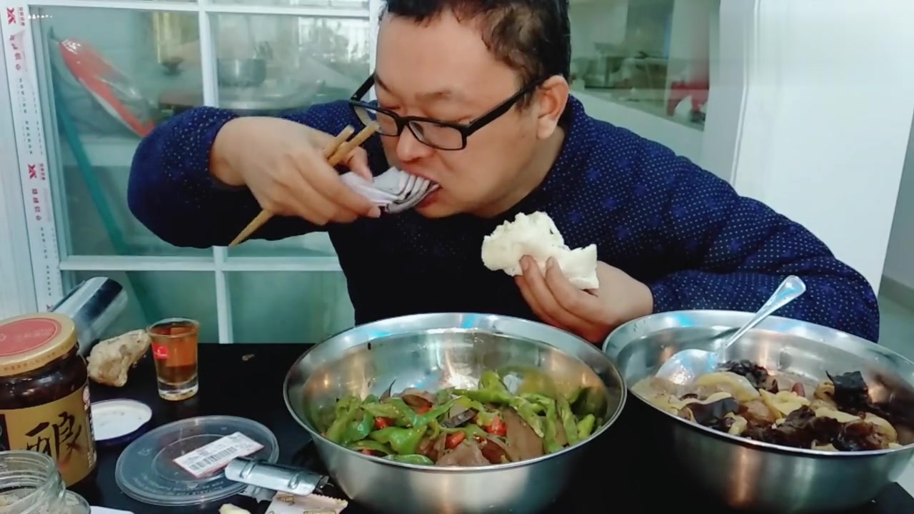 一盆牛肉丸子汤,一盆羊肝炒辣椒,小伙生啃洋葱喝小酒,真过瘾!