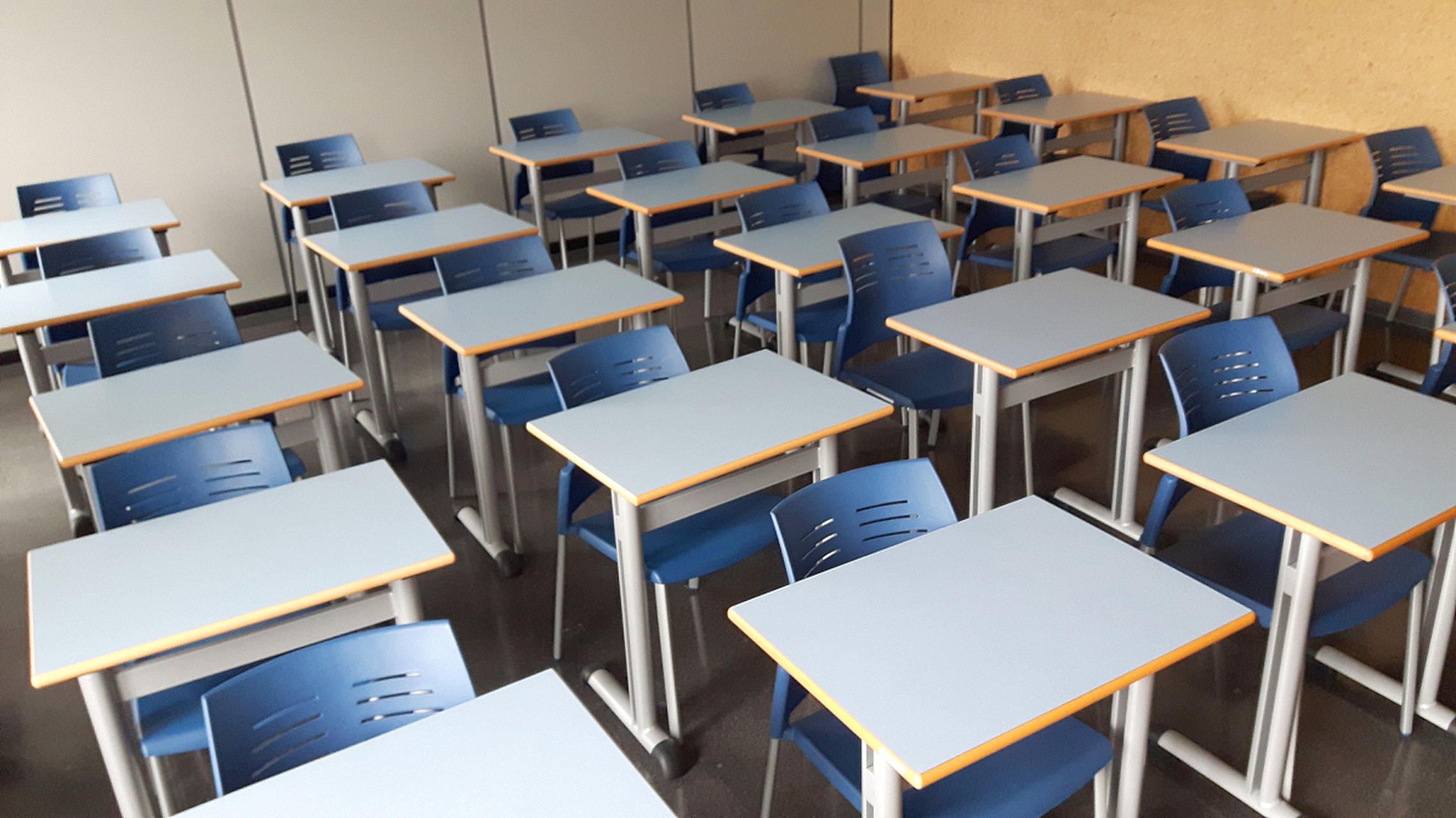 中国中小学生课桌椅的尺寸设计基于人体工程学原理,以