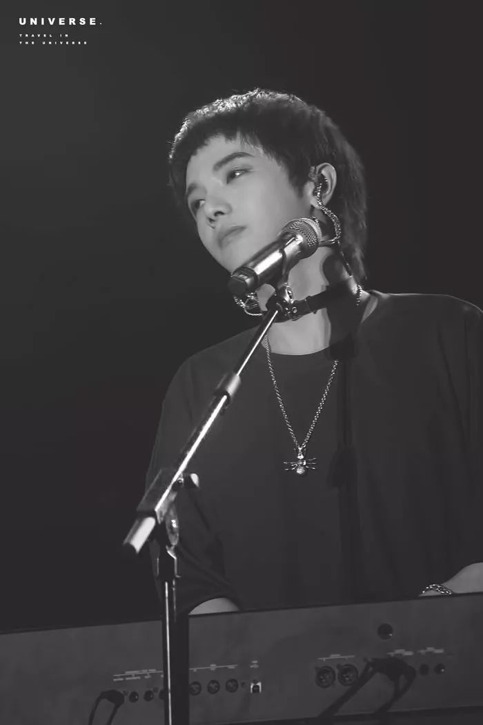 华晨宇的倾世侧颜 黑白大片更显极致诱惑