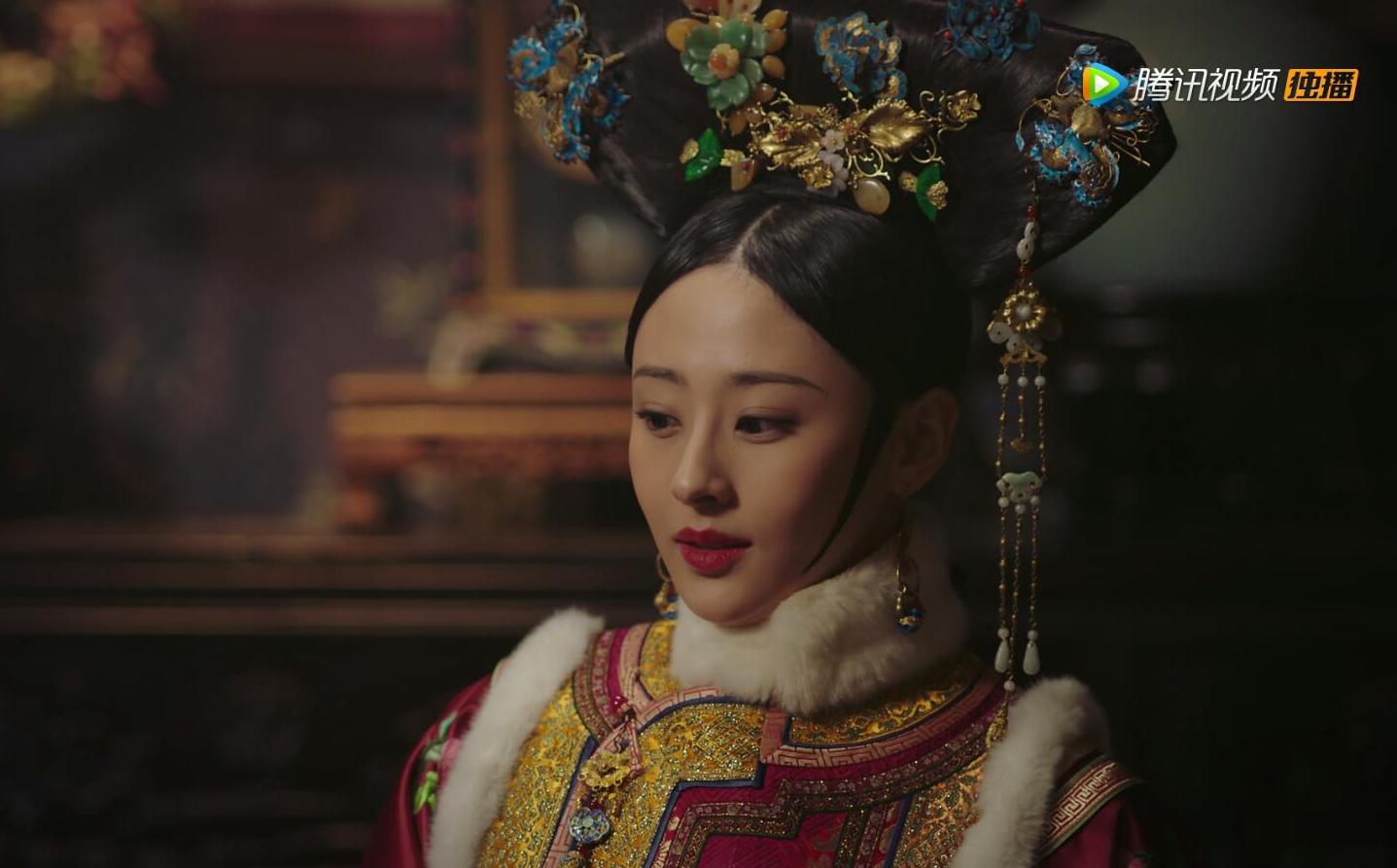如懿传中璟瑟婚后有9个扮相,不但学琅嬅留鬓发,旗头花样还更多
