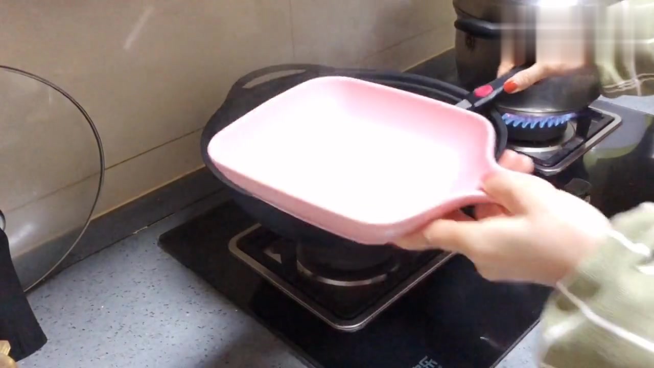 老公说冬日里早上在家吃上一碗热气腾腾的西红柿鸡蛋面非常的满足