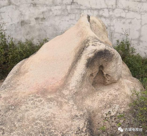方城有座牛心山山下有块神奇的牛心石,当地人将其保护起来
