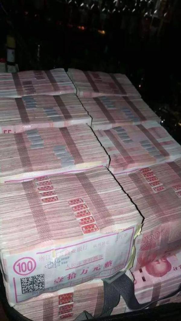 女子索500万分手费只得200万,扔下整箱钱:这么少我才不要