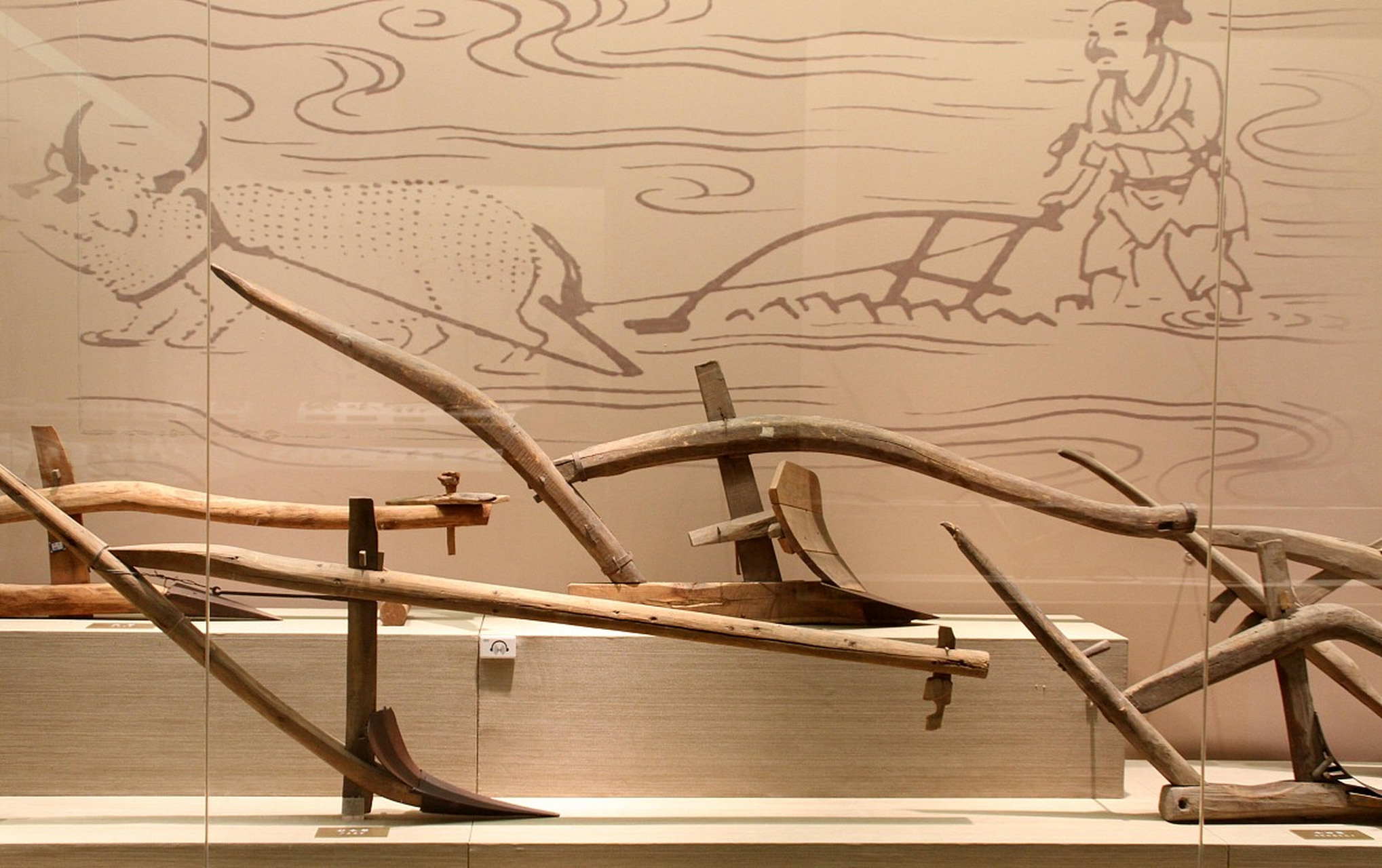 春秋时期,铁农具的革新如铫,耨,锹,镢等,彻底颠覆了耕作方式,由粗放