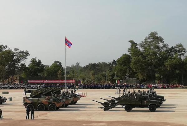 老挝建军节阅兵彩排:放眼望去一整排中国火箭炮