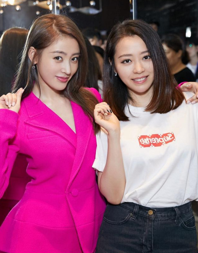 张靓颖与张天爱参加活动,同框衣品被秒