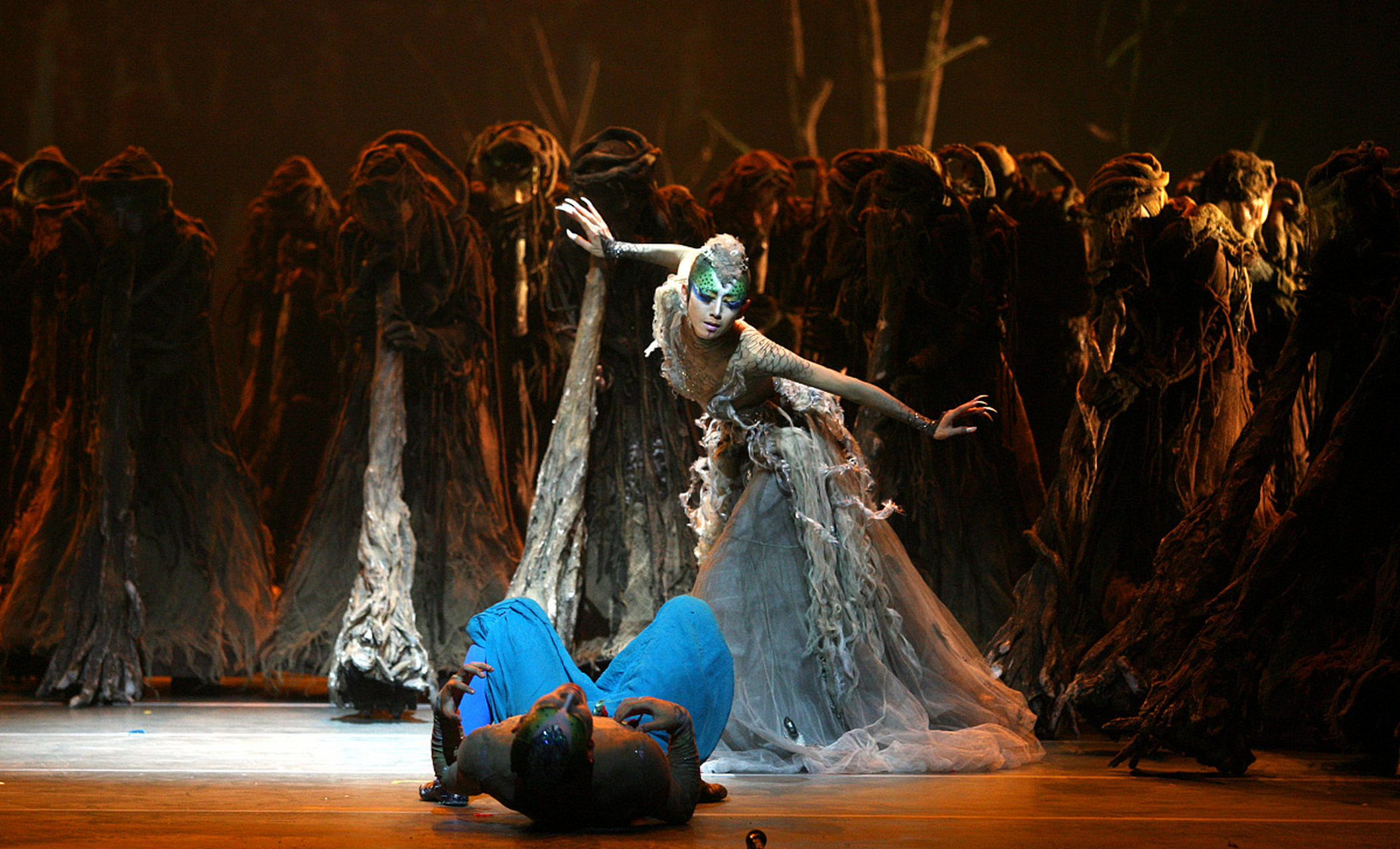 杨丽萍回应孔雀舞惹不雅争议# 近日,杨丽萍的舞剧《孔雀》中关于握哌