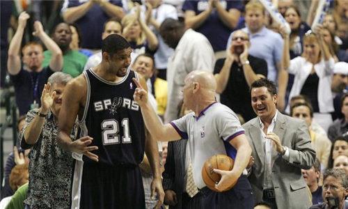 邓肯当年只是笑了一下,为何被判技术犯规罚出场?裁判太牛!