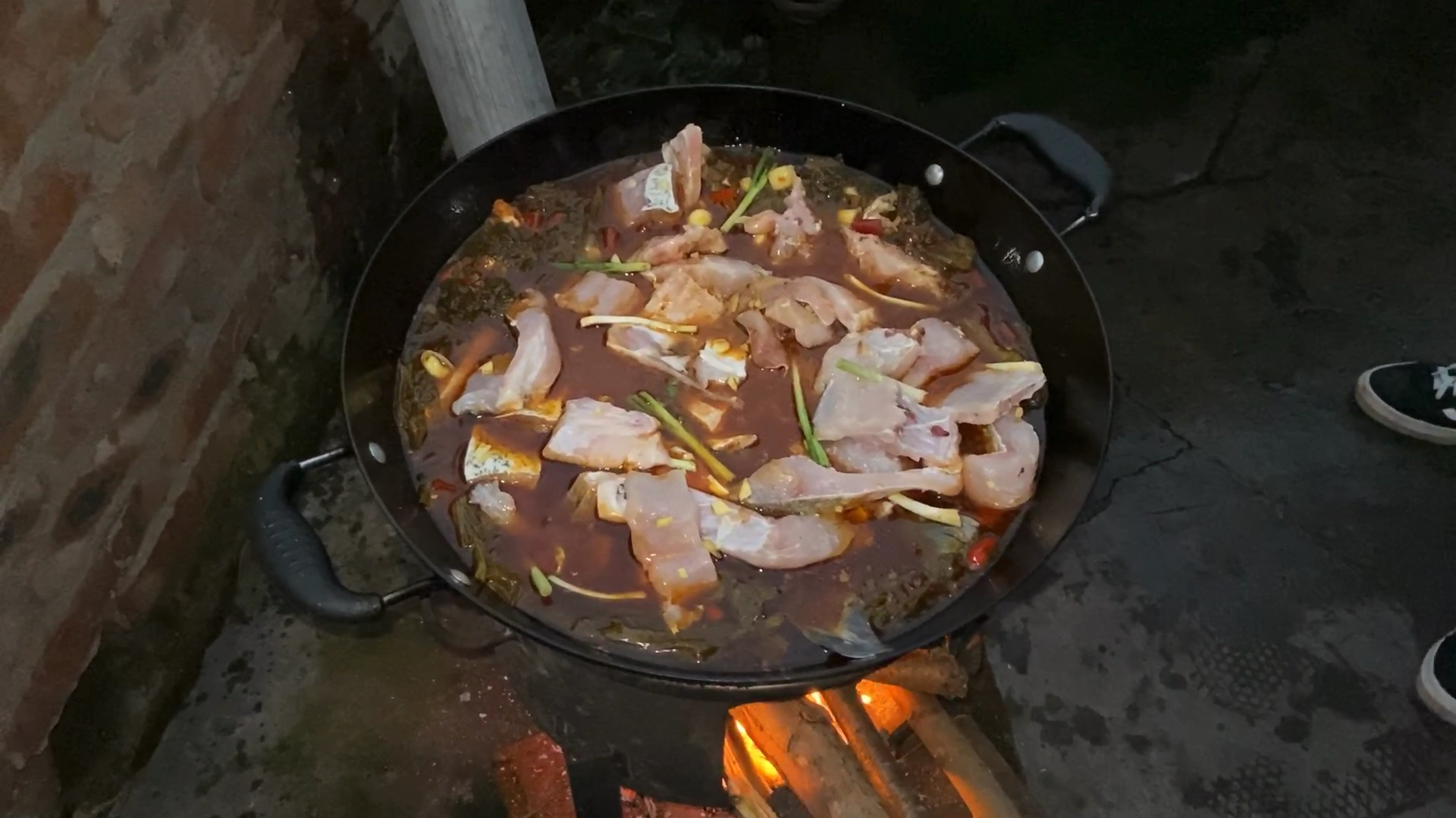 白莲鱼家家常的做法,配料简单。鱼肉鲜嫩,好吃又下饭