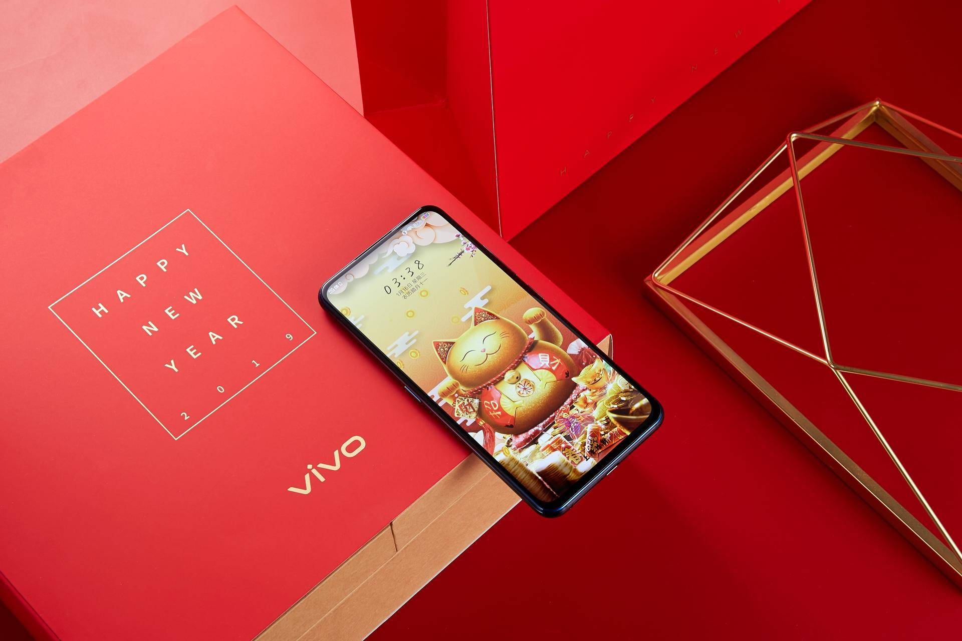 vivo新年礼盒图赏:火红元素 创新旗舰,这是我想要的新年礼物!