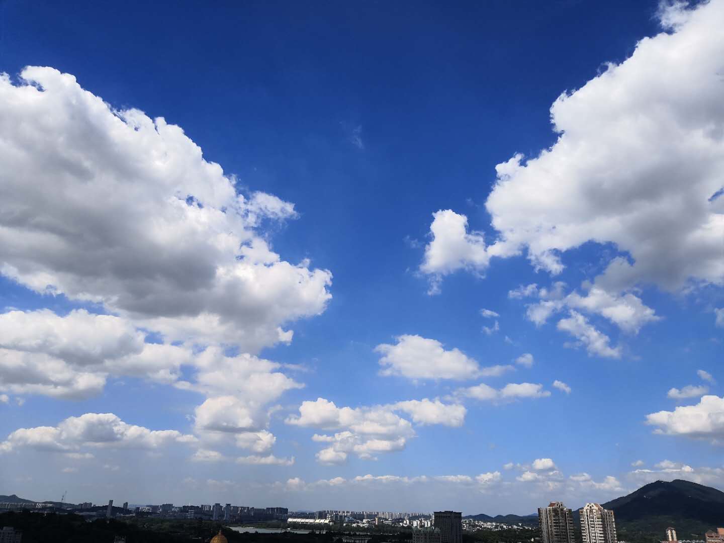 微风推开了空中的尘粒,阳光直穿大地.白云朵朵