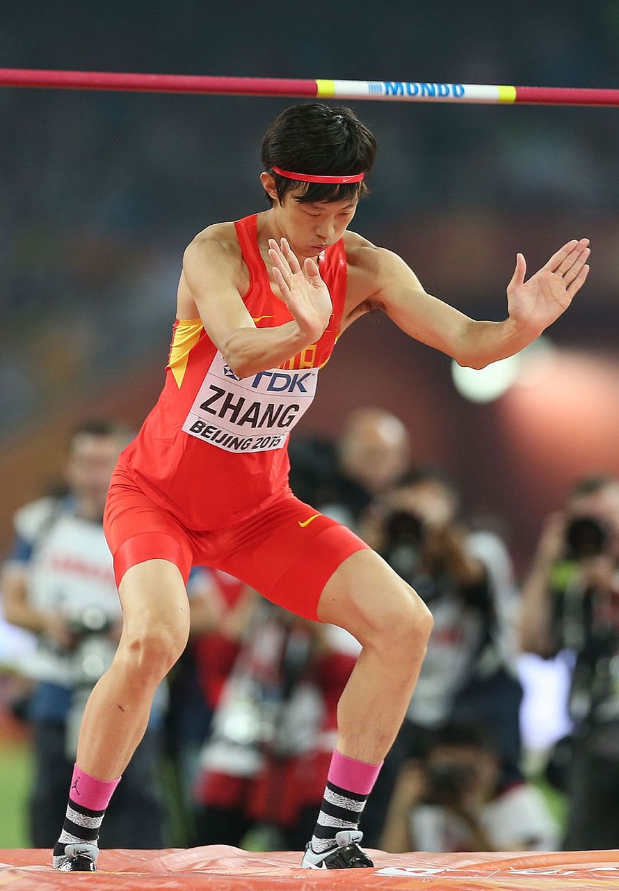 明星搞笑娱乐:跳高冠军张国伟出场标准式白鹤亮翅跳得好高