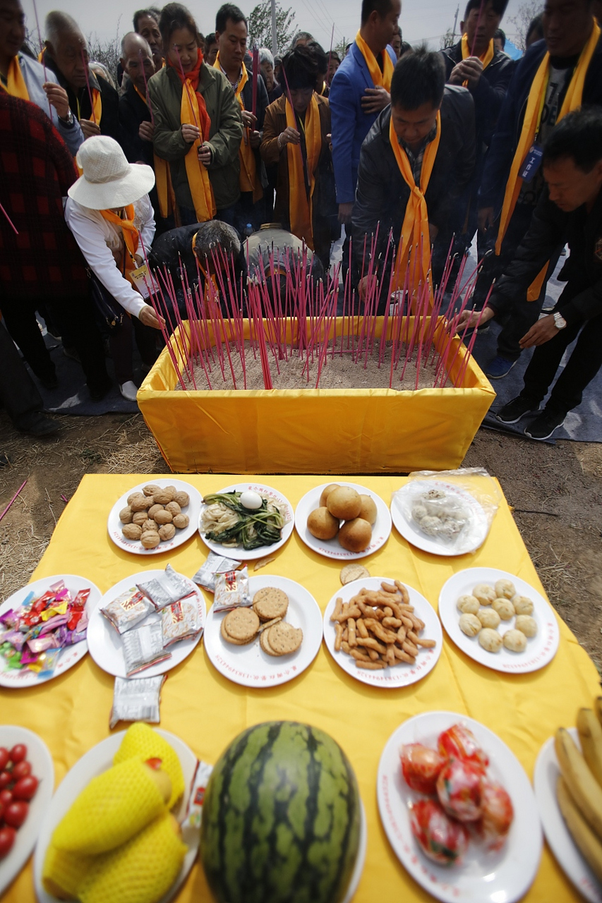 小满节气的风俗#   祭车神:在一些农村地区,祭车神是古老的小满习 ..