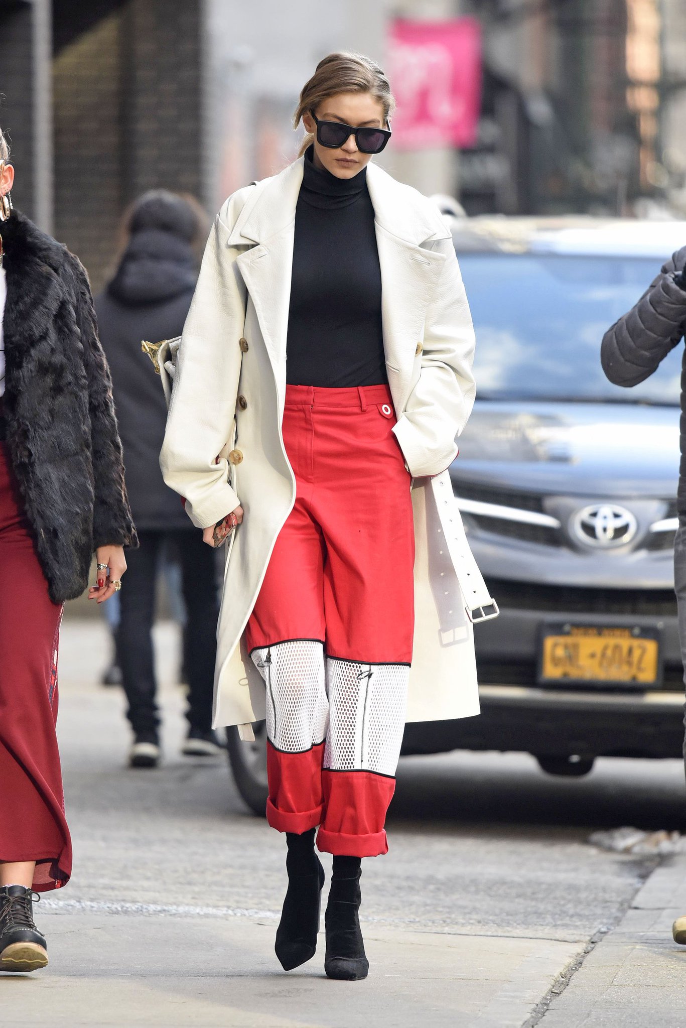 吉吉·哈迪德,手插裤兜走模特步,在人群中最霸气的你!